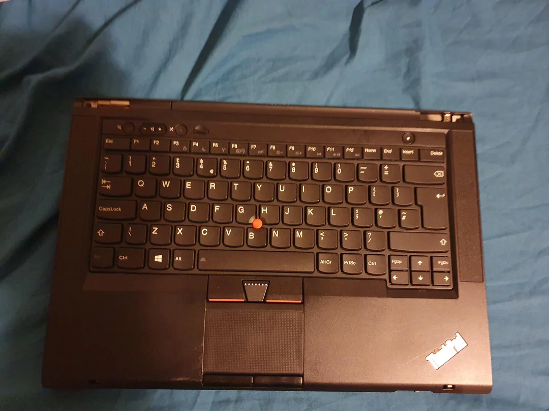 Zdjęcie laptopa jako małego homelaba